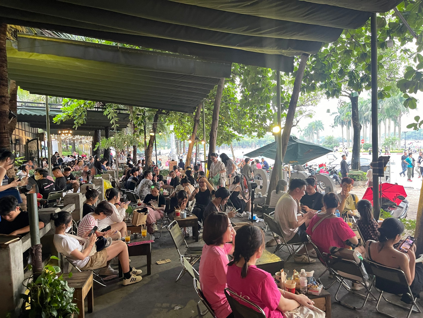 Quán cà phê đối diện sân vận động kín chỗ. Nhiều người xem không vội vào sân vì còn nhiều thời gian trước khi show diễn bắt đầu. Quán cà phê đối diện sân vận động kín chỗ. Nhiều người xem không vội vào sân vì còn nhiều thời gian trước khi show diễn bắt đầu.