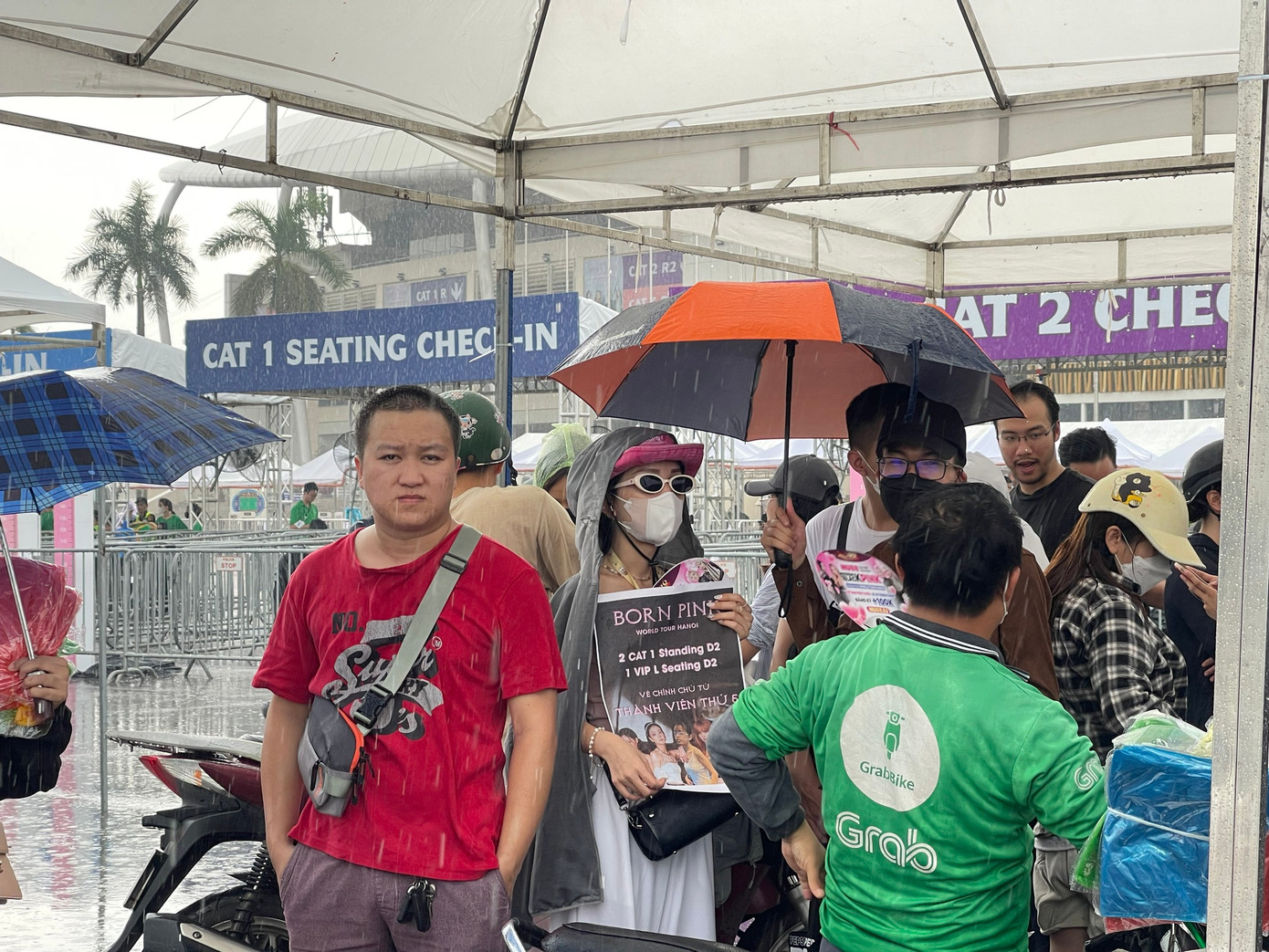 Phe vé dầm mưa với hy vọng tìm thấy khách hàng. Phe vé dầm mưa với hy vọng tìm thấy khách hàng.