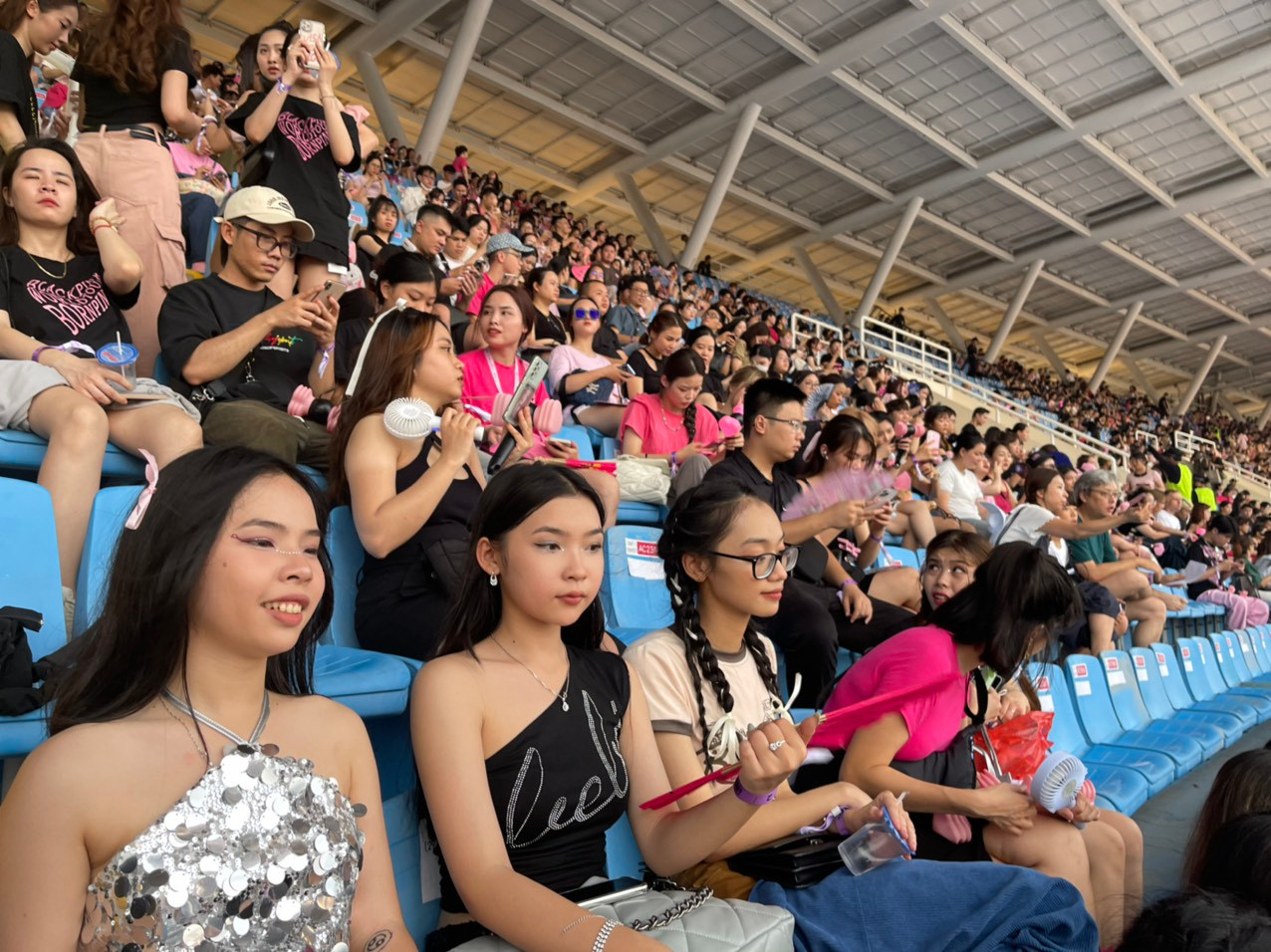 Khán đài gần kín hết chỗ. Fan BlackPink lộ rõ vẻ háo hức trên gương mặt. Khán đài gần kín hết chỗ. Fan BlackPink lộ rõ vẻ háo hức trên gương mặt.