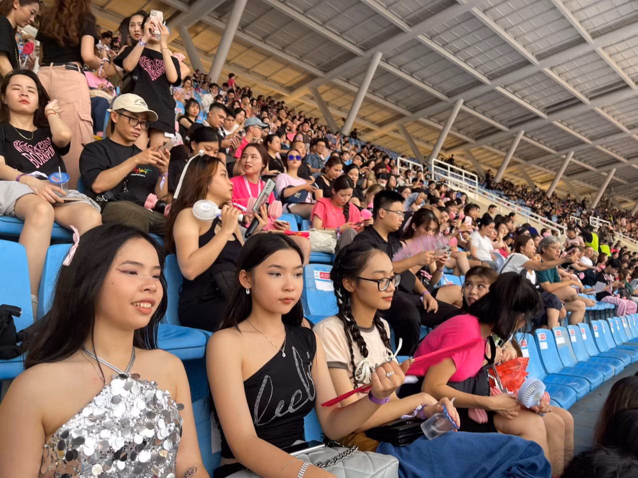 Khán đài gần kín hết chỗ. Fan BlackPink lộ rõ vẻ háo hức trên gương mặt.