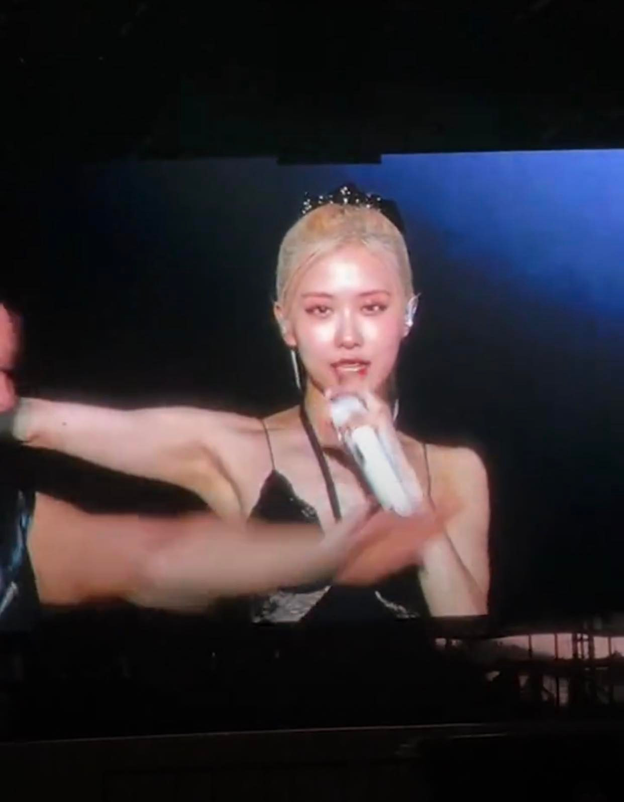 Phần hát solo của Rosé. Giọng ca chính BlackPink thể hiện 2 ca khúc Gone và On The Ground. Phần hát solo của Rosé. Giọng ca chính BlackPink thể hiện 2 ca khúc Gone và On The Ground.