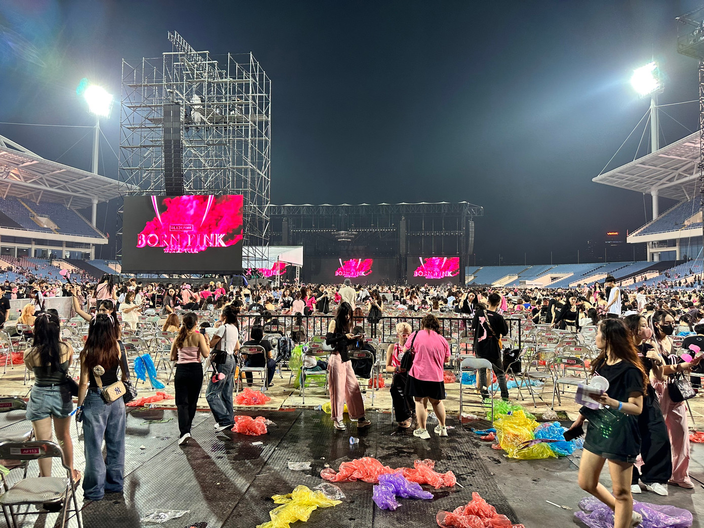 Kết thúc show diễn, khán giả vô ý thức vứt áo mưa tiện lợi bừa bãi. Kết thúc show diễn, khán giả vô ý thức vứt áo mưa tiện lợi bừa bãi.