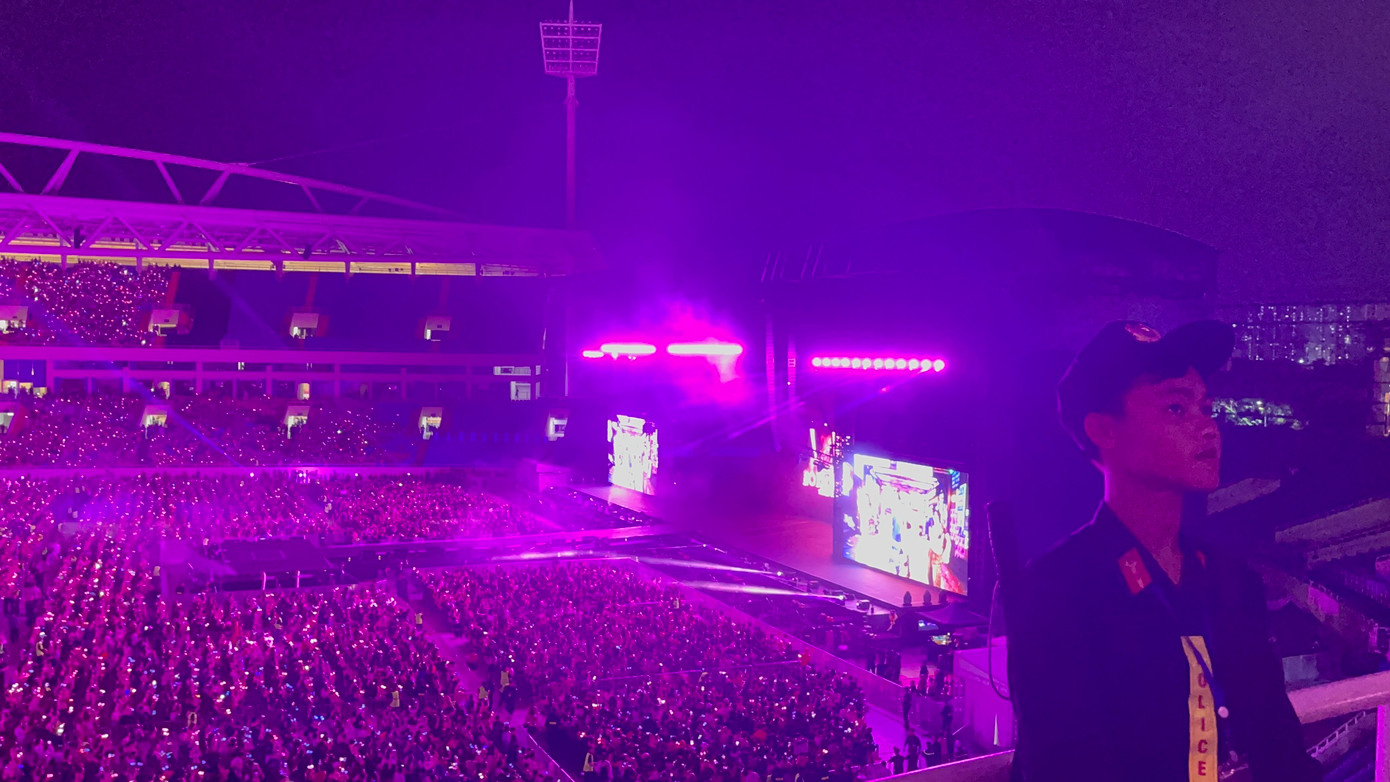 BlackPink chưa biểu diễn nhưng biển hồng đã phủ kín sân vận động Mỹ Đình. BlackPink chưa biểu diễn nhưng biển hồng đã phủ kín sân vận động Mỹ Đình.