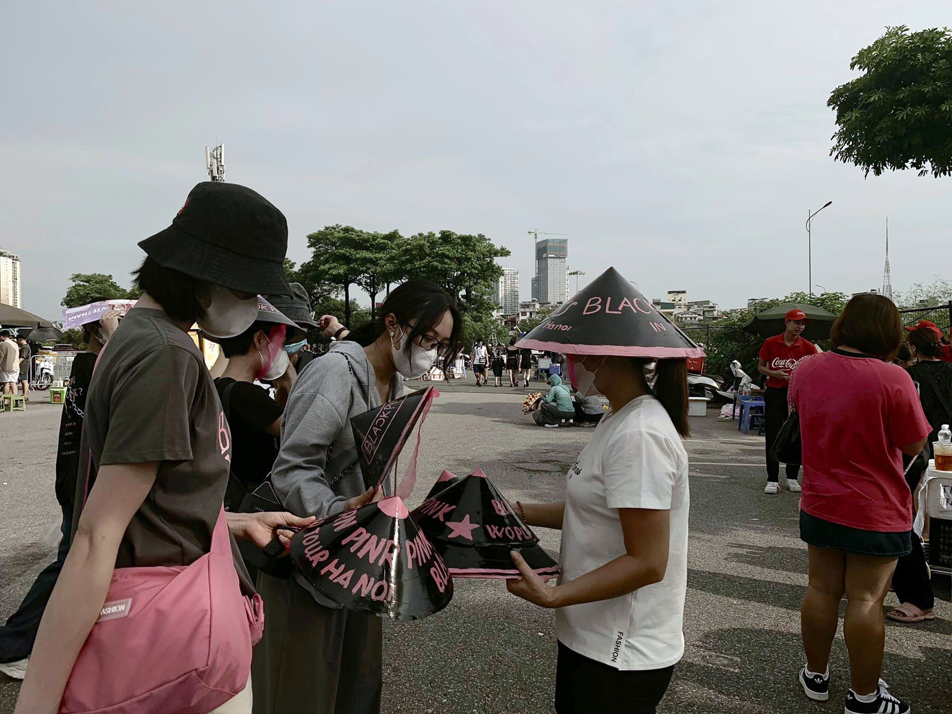 Trời nắng tạo điều kiện cho thị trường buôn bán phụ kiện hoạt động sôi nổi. Nón lá đen - hồng là một trong những món đồ được yêu thích nhất. Trời nắng tạo điều kiện cho thị trường buôn bán phụ kiện hoạt động sôi nổi. Nón lá đen - hồng là một trong những món đồ được yêu thích nhất.