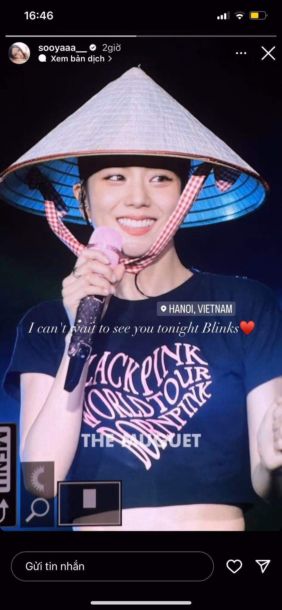 Jisoo cũng ấn tượng với nón lá Việt Nam.