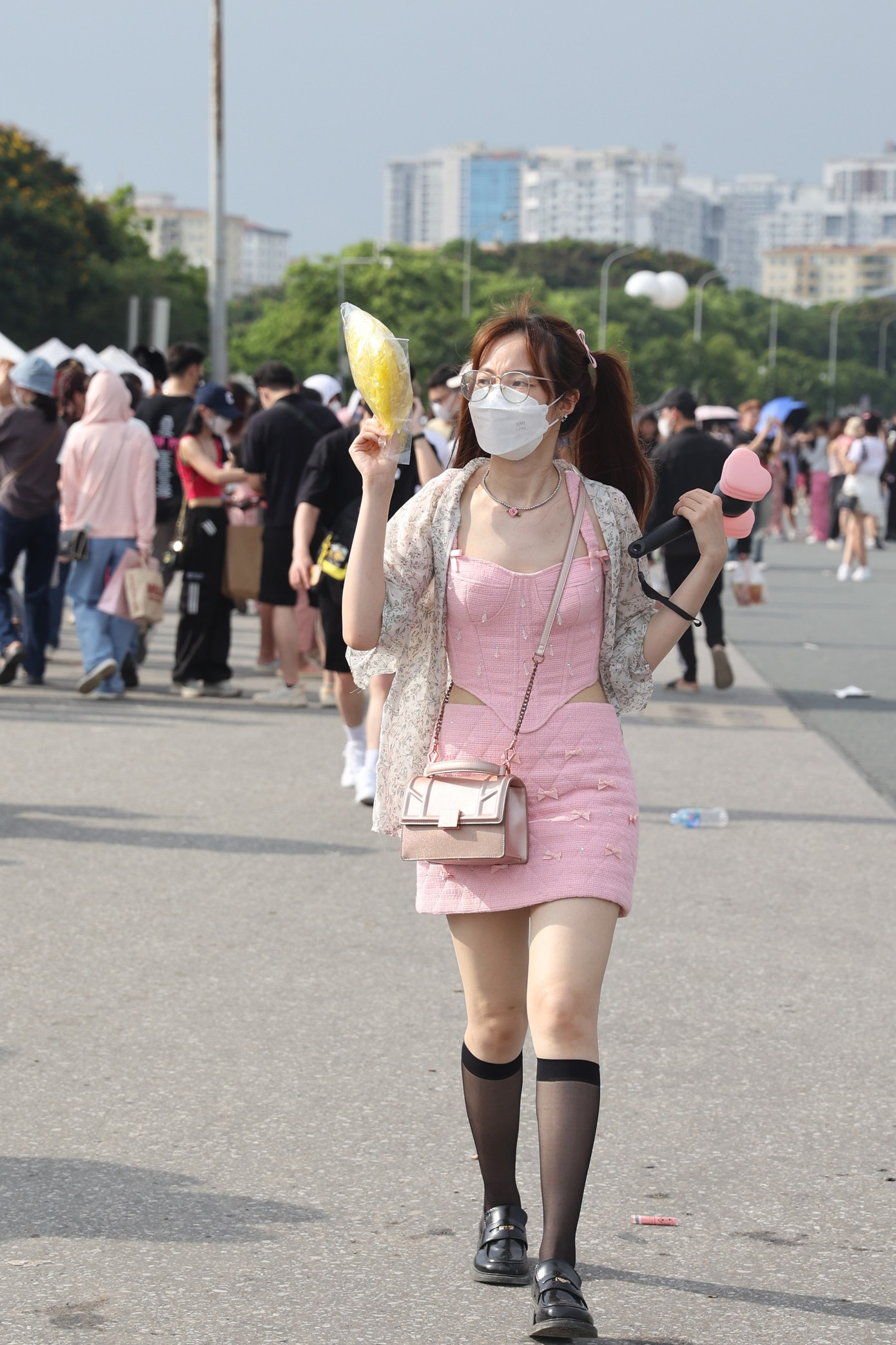 Đen - hồng là màu sắc chủ đạo cho trang phục fan BlackPink. Đen - hồng là màu sắc chủ đạo cho trang phục fan BlackPink.