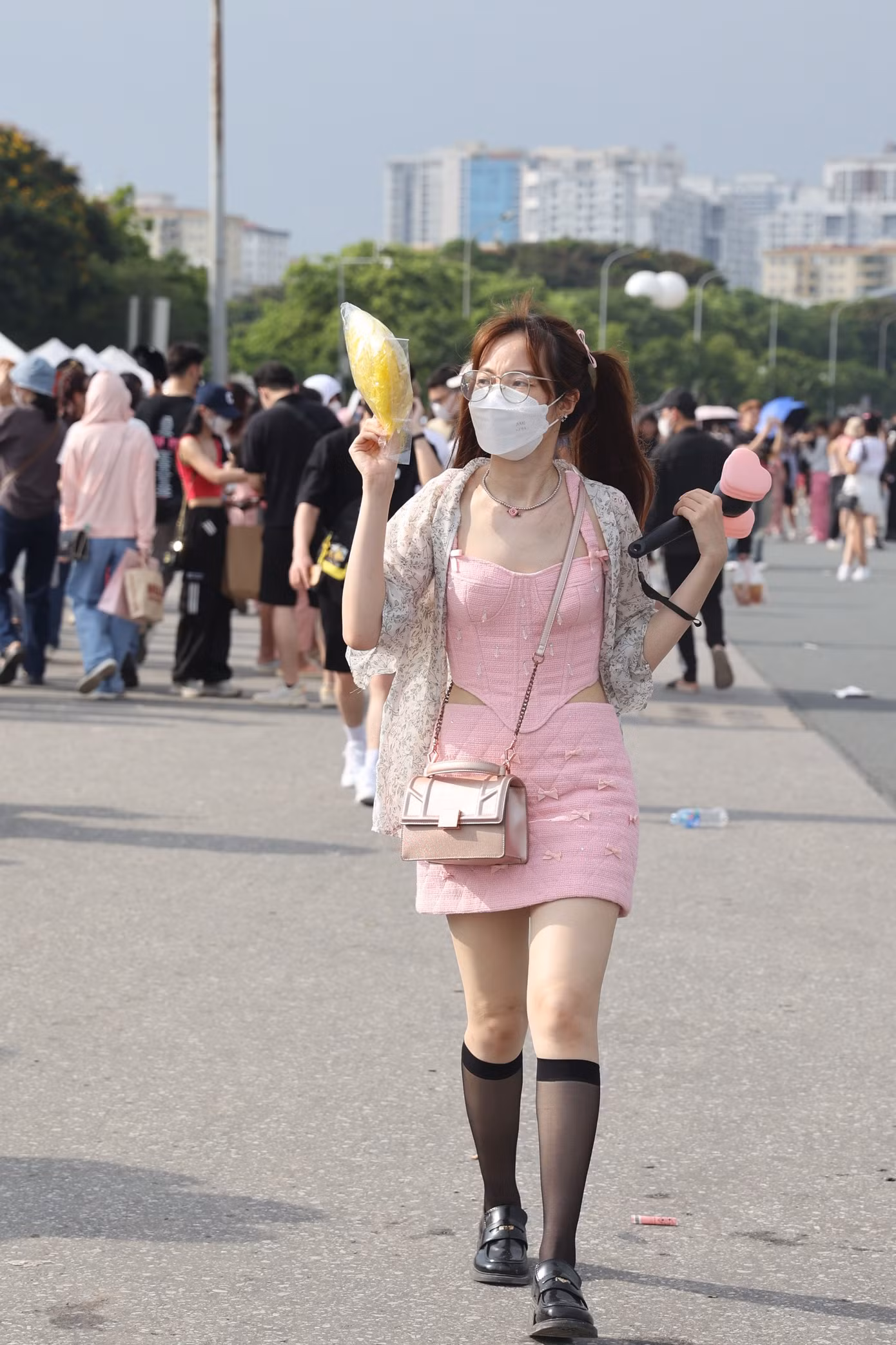 Đen - hồng là màu sắc chủ đạo cho trang phục fan BlackPink.
