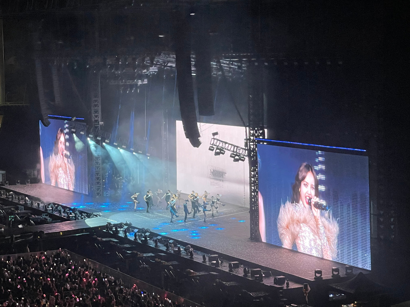 Lisa trình diễn solo ca khúc Money. Người đẹp sinh năm 1997 khoe vầng trán 10 tỷ won (7,8 triệu USD). Lisa trình diễn solo ca khúc Money. Người đẹp sinh năm 1997 khoe vầng trán 10 tỷ won (7,8 triệu USD).