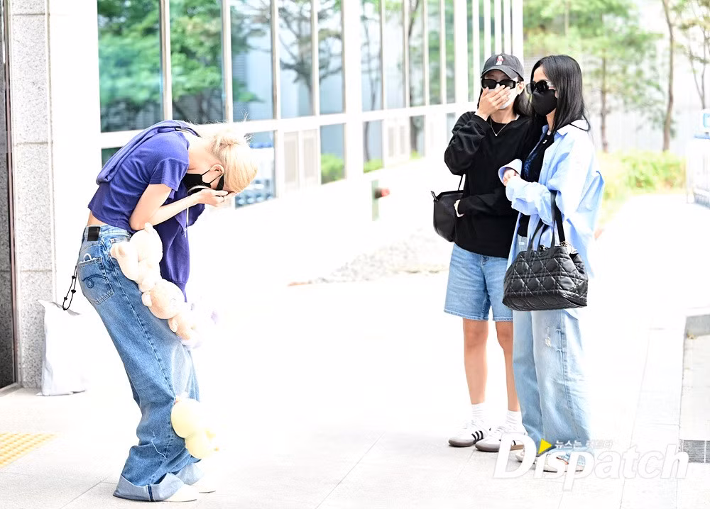 Sáng 31/7 (giờ Hàn Quốc), ba thành viên BlackPink Jisoo, Jennie và Rosé có mặt tại sân bay quốc tế Gimpo (Seoul, Hàn Quốc). Lisa không đi cùng nhóm, dường như cô có lịch trình riêng.