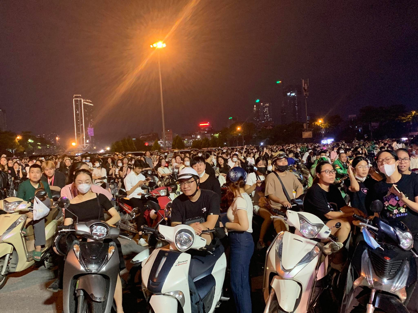 Hàng nghìn khán giả tập trung bên ngoài sân vận động Mỹ Đình nghe ké nhạc. Hàng nghìn khán giả tập trung bên ngoài sân vận động Mỹ Đình nghe ké nhạc.