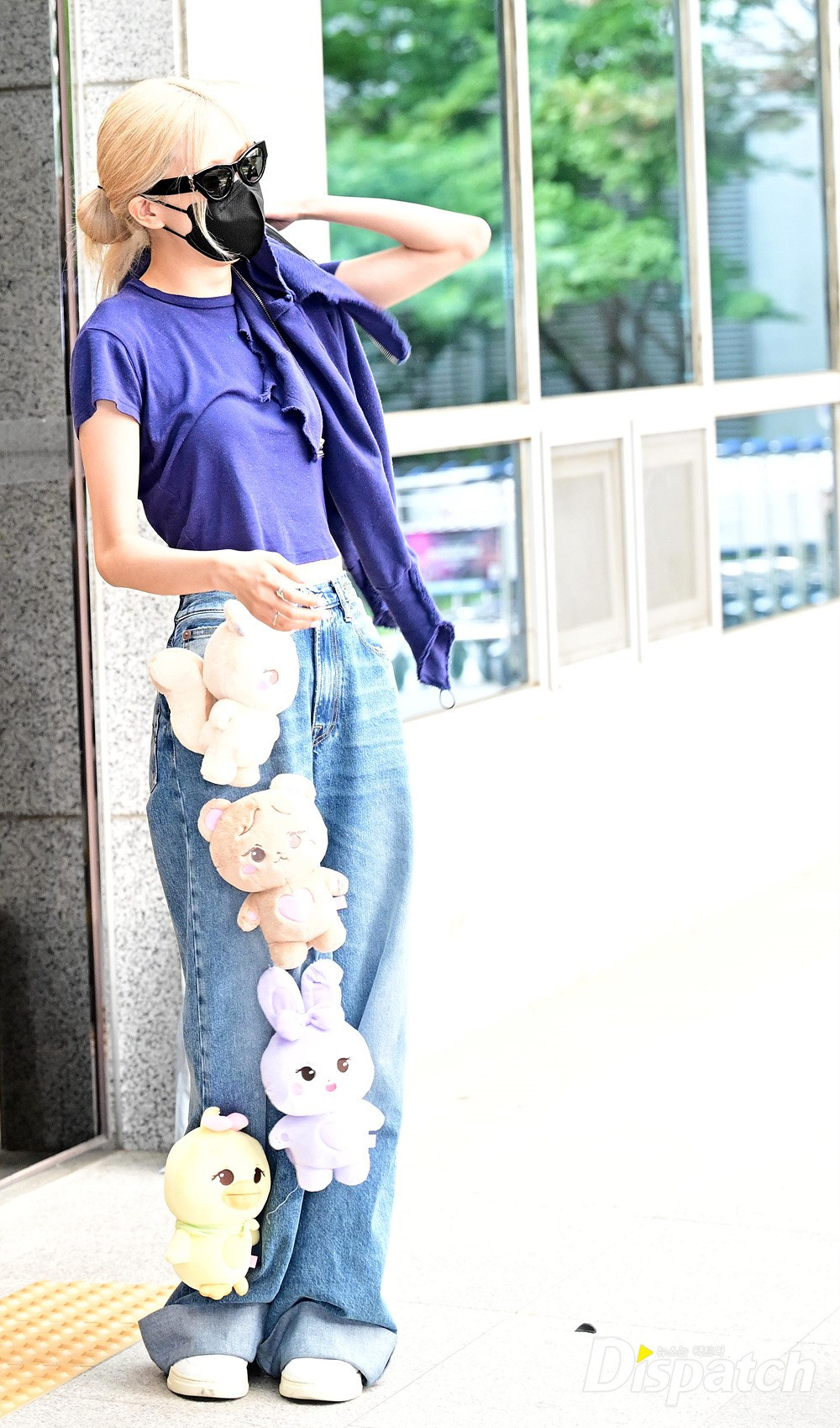 Rosé xuất hiện nổi bật nhất với chiếc quần jean rộng gắn thú nhồi bông. Cô che kín mặt nhưng hành động và biểu cảm cho thấy tinh thần tốt.