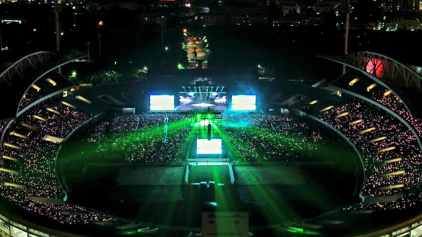 Cả sân vận động Mỹ Đình sáng rực ánh đèn. Cả sân vận động Mỹ Đình sáng rực ánh đèn.