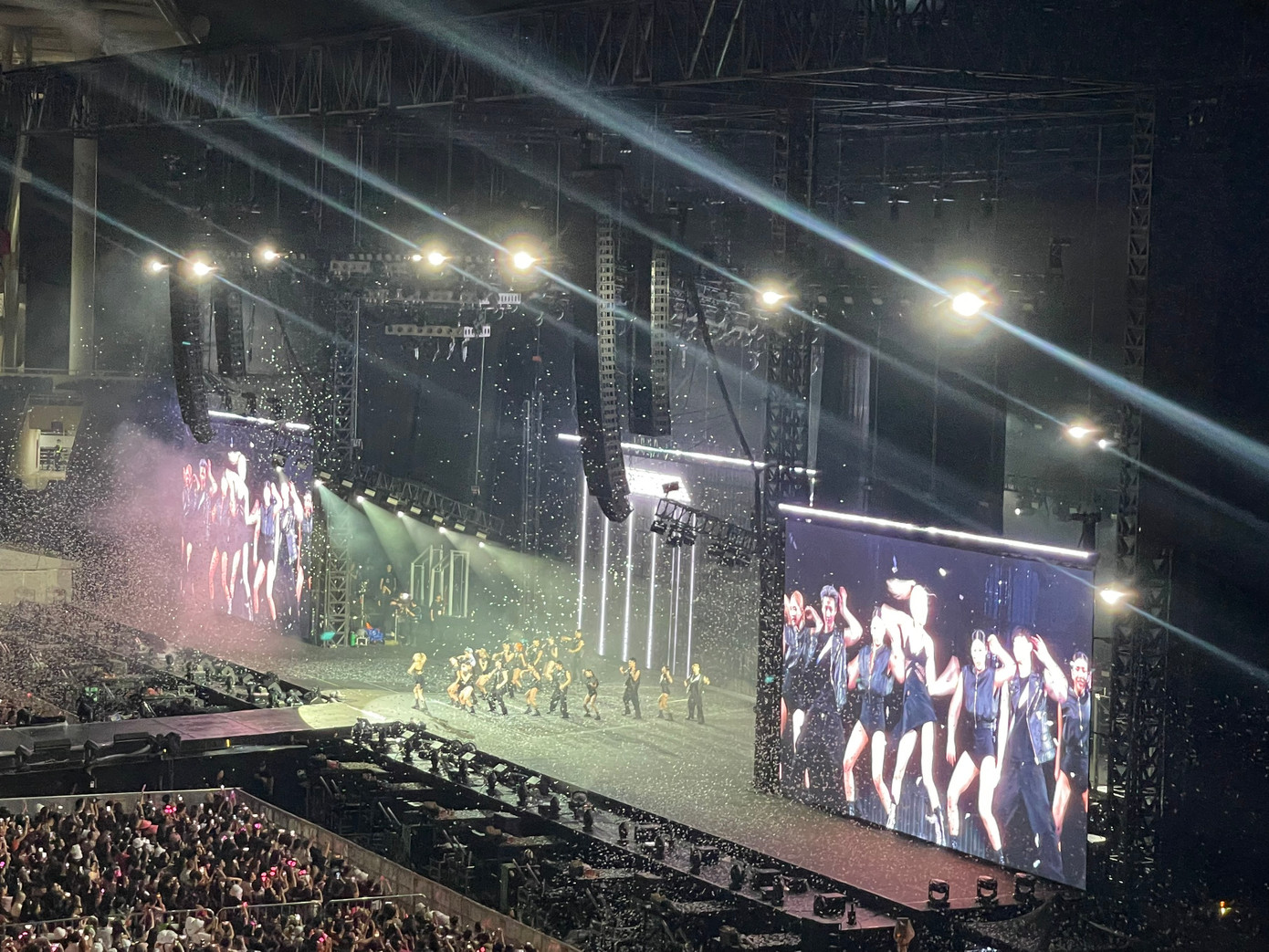 Rosé biểu diễn trong chiếc váy đen cut-out gợi cảm. Cô là người hát tốt nhất BlackPink. Rosé biểu diễn trong chiếc váy đen cut-out gợi cảm. Cô là người hát tốt nhất BlackPink.