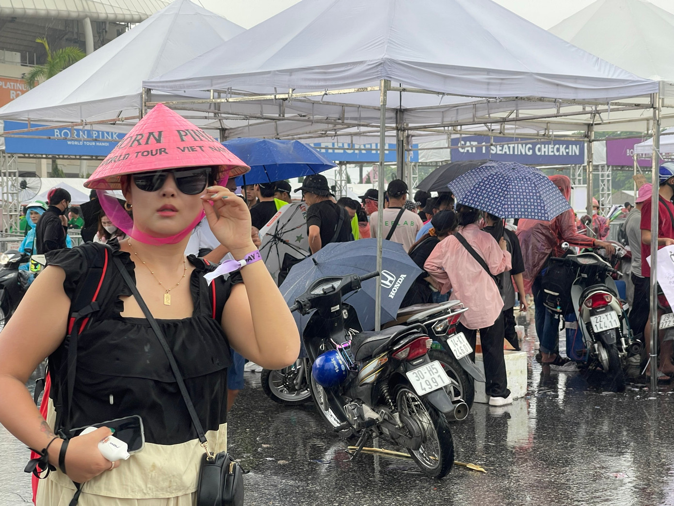 Fan chủ yếu diện trang phục hồng và đen. Nón lá trở thành mặt hàng được yêu thích tại show BlackPink Hà Nội. Fan chủ yếu diện trang phục hồng và đen. Nón lá trở thành mặt hàng được yêu thích tại show BlackPink Hà Nội.