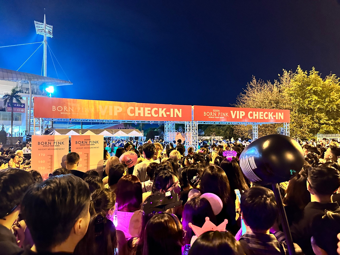 Khu vực vào cổng đông nghịt người. Khu vực vào cổng đông nghịt người.