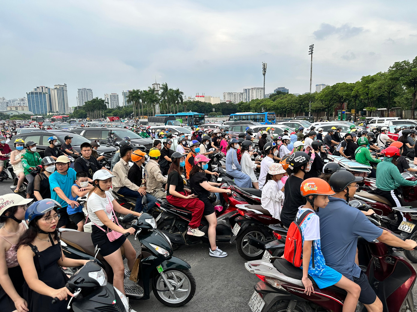 Khu vực quanh sân vận động Mỹ Đình bắt đầu kẹt cứng. Lượng phương tiện nối đuôi nhau đông đúc. Khu vực quanh sân vận động Mỹ Đình bắt đầu kẹt cứng. Lượng phương tiện nối đuôi nhau đông đúc.