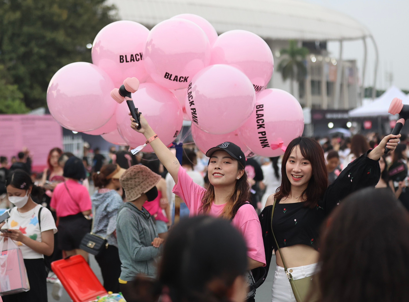 Các bạn trẻ nô nức hào hứng chờ được xem thần tượng. Các bạn trẻ nô nức hào hứng chờ được xem thần tượng.