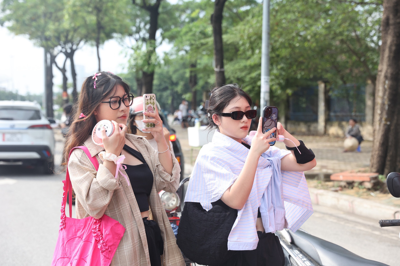 Các fan nữ bắt đầu chụp ảnh cùng bạn bè. Các fan nữ bắt đầu chụp ảnh cùng bạn bè.