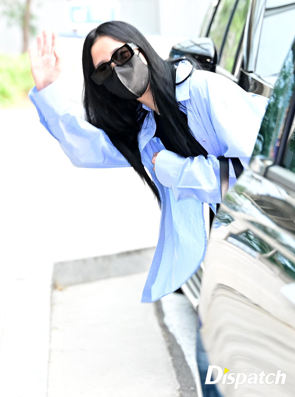 Jisoo nhiệt tình hơn khi liên tục vẫy tay, tạo hình trái tim.