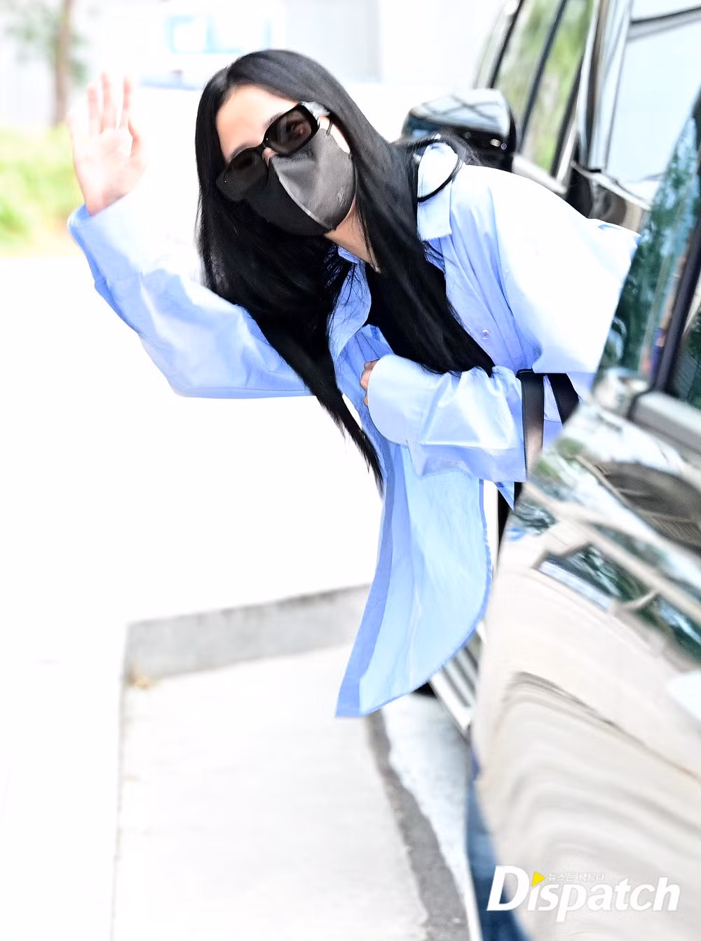 Jisoo nhiệt tình hơn khi liên tục vẫy tay, tạo hình trái tim.