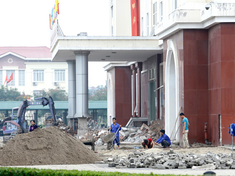 Trụ sở UBND quận Hoàng Mai sau 3 năm đưa vào sử dụng đã phải chi hơn 7 tỷ đồng để sửa chữa, khắc phục. Ảnh: Như Ý