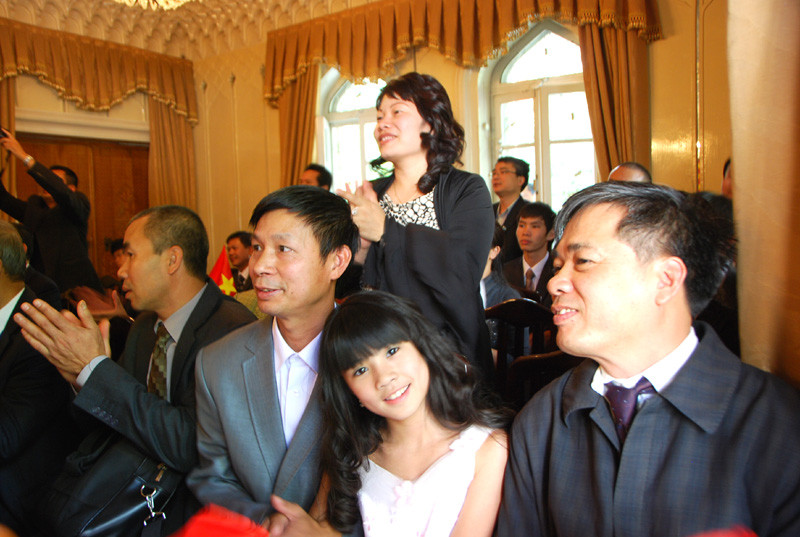 Anh Hiệp người Hải Dương (đầu tiên bên phải) có trang trại 50 ha trồng dâu sử dụng hơn 300 lao động người Udobekixtan mỗi năm làm ra giá trị thương phẩm kén và tơ trị giá trên 10 triệu USD. Lương công nhân tròm trèm 400 USD/tháng