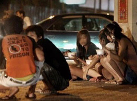 Một số tay "buôn đào" đi "gom" các cô gái bán dâm "hết đát" ở Sài Gòn để đưa ra Bắc. Một số tay