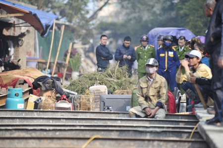 Người dân đang bất lực nhìn lực lượng PCCC làm việc, hi vọng vớt vát lại chút tài sản. Người dân đang bất lực nhìn lực lượng pccc làm việc, hi vọng vớt vát lại chút tài sản