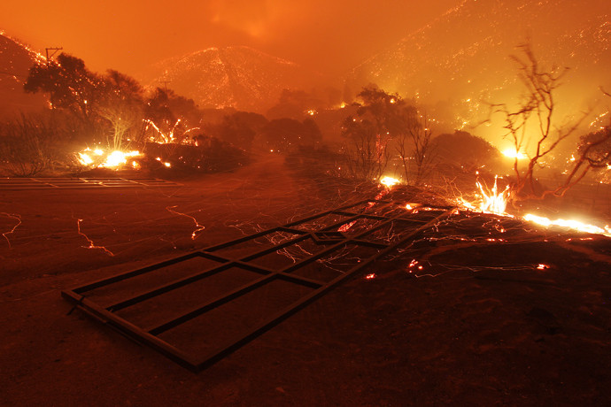 Hàng ngàn người dân khu vực này phải sơ tán vì cháy rừng. Hàng ngàn người dân khu vực này đã phải sơ tán vì cháy rừng