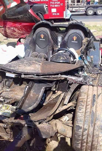 Siêu xe nát như tương vì tai nạn trên cao tốc ảnh 1