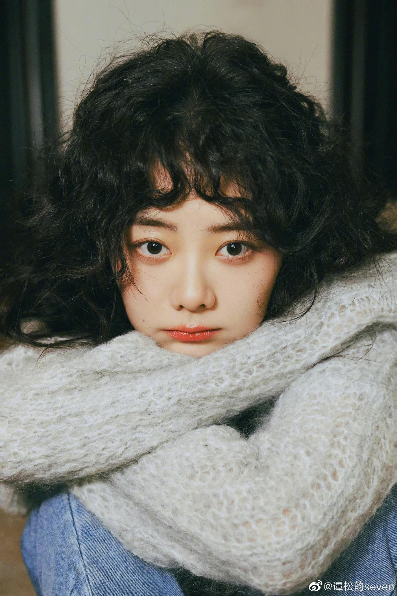 Diễn xuất ổn định trong bộ phim mới nhất Xin Gọi Tôi Là Tổng Giám giúp Đàm Tùng Vận có tên trên bảng đề cử &quot;Nữ thần Kim Ưng&quot; năm nay. Có tin đồn cho rằng cô đã đi thử váy cho vị trí này.