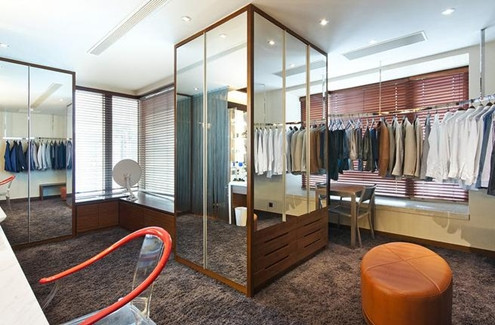 Hai trong số 3 phòng ngủ được lát cẩm thạch nhập từ Italy và khảm thủy tinh màu