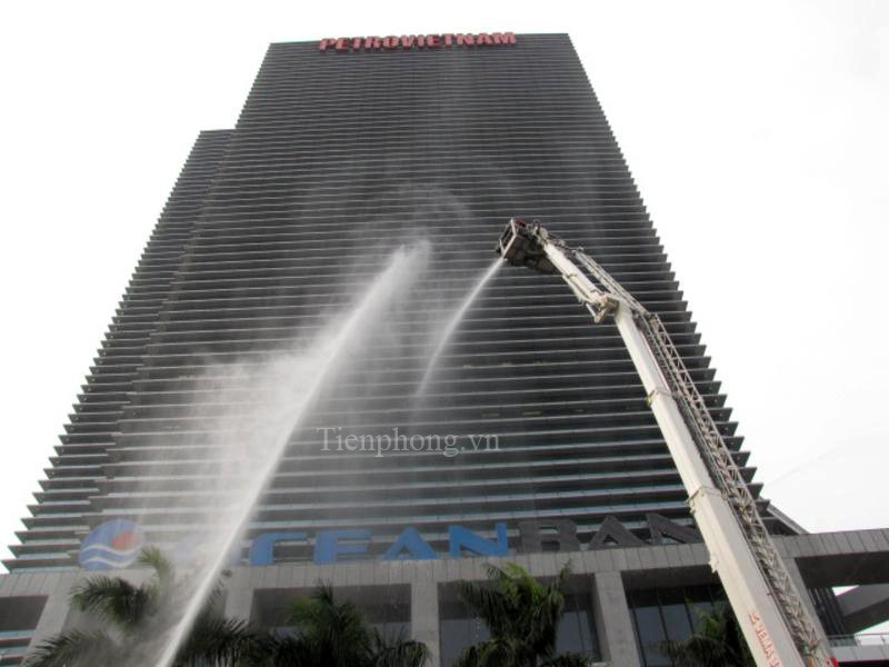 Khẩn trương phun nước dập tắt đám cháy. Ảnh: Tuấn Nguyễn