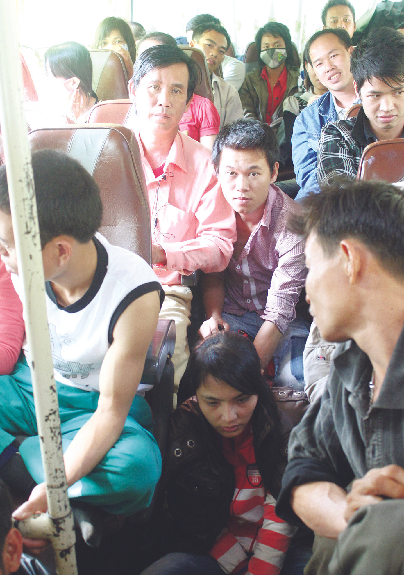 Hành khách bị nhồi nhét trên những chuyến xe khách vào Nam (ảnh chụp chiều 9-2)
