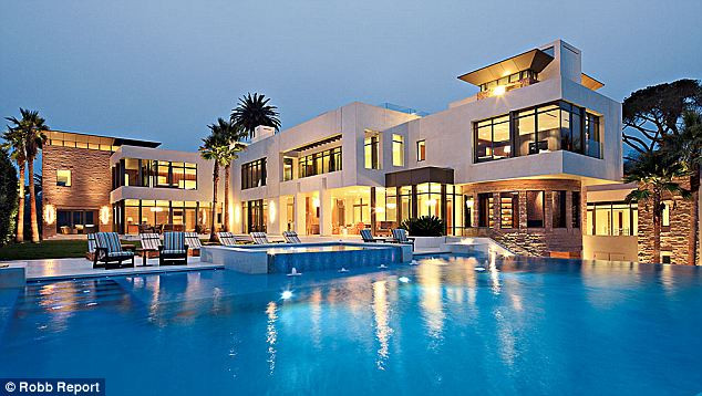 Bể bơi nằm bên trong khuôn viên của biệt thự