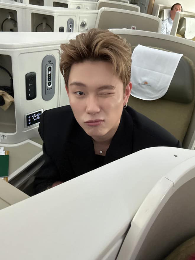 Dương Domic làm tổng tài "tinh nghịch" trên máy bay. Ảnh: Lou Du Kí Dương Domic làm tổng tài "tinh nghịch" trên máy bay. Ảnh: Lou Du Kí