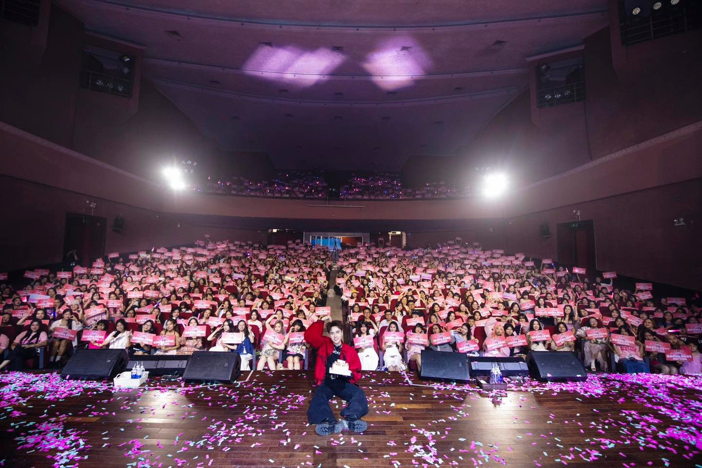 Hai đêm fan meeting "cháy vé", thu hút 1000 khán giả đến tham dự mỗi đêm. Hai đêm fan meeting "cháy vé", thu hút 1000 khán giả đến tham dự mỗi đêm.