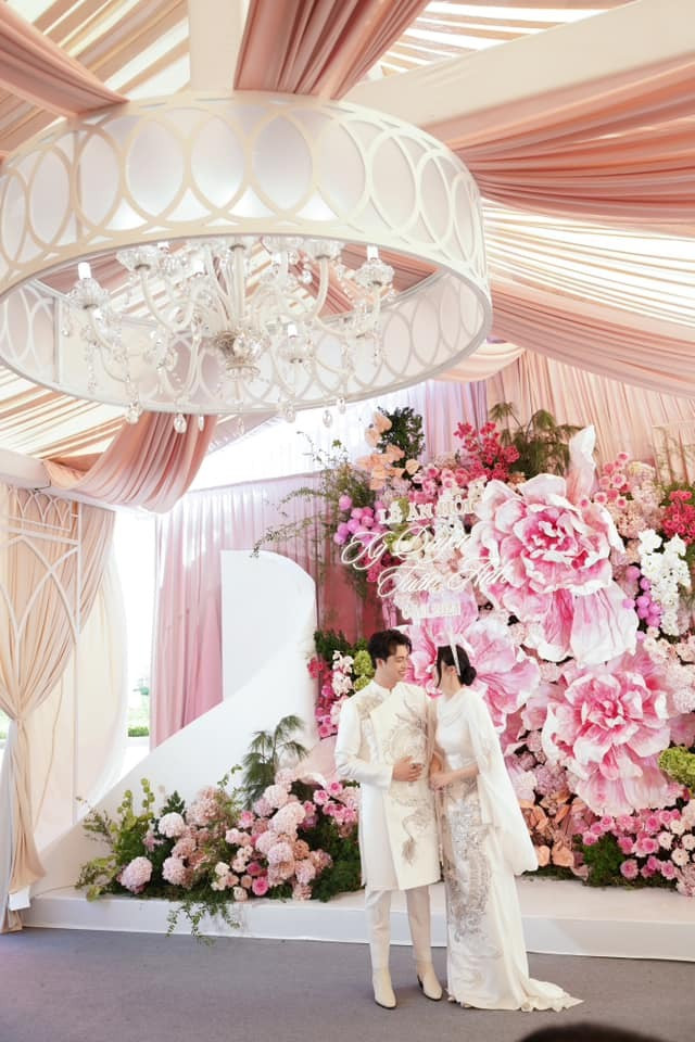 Nhan sắc của cô dâu chú rể được khen ngợi.