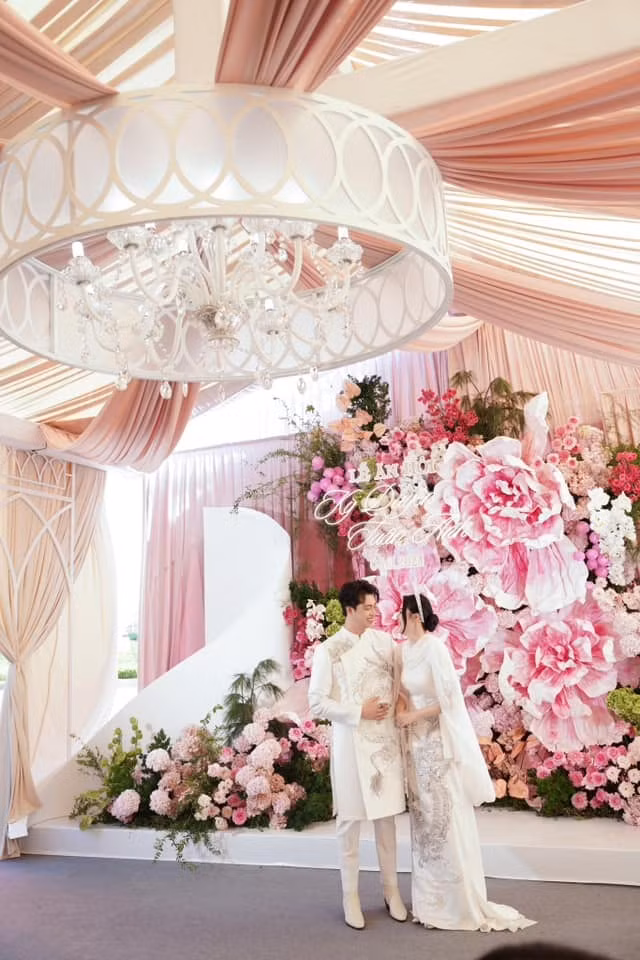 Nhan sắc của cô dâu chú rể được khen ngợi.