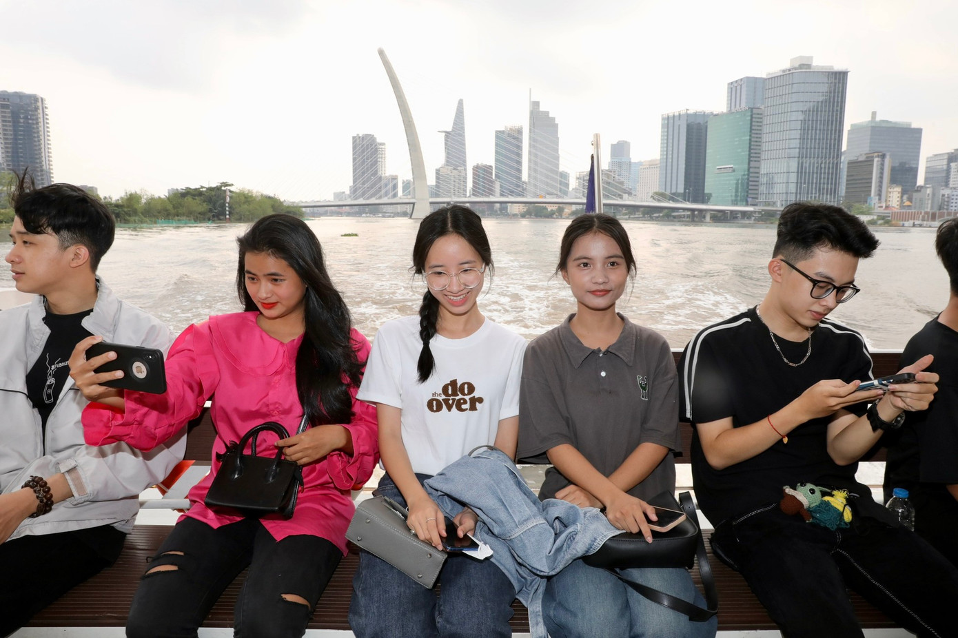 Sinh viên trải nghiệm tuyến buýt đường sông tại TP.HCM. Ảnh: Duy Anh Sinh viên trải nghiệm tuyến buýt đường sông tại TP.HCM. Ảnh: Duy Anh