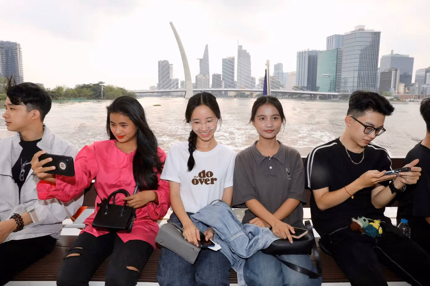 Sinh viên trải nghiệm tuyến buýt đường sông tại TP.HCM. Ảnh: Duy Anh