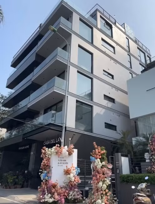 Hình ảnh nơi diễn ra lễ ăn hỏi của cặp đôi khiến dân mạng thích thú.