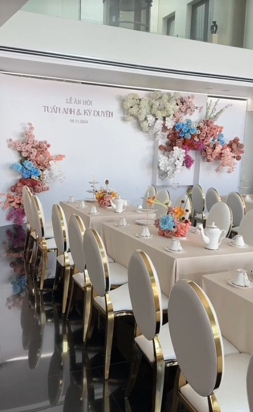 Hình ảnh nơi diễn ra lễ ăn hỏi của cặp đôi khiến dân mạng thích thú.