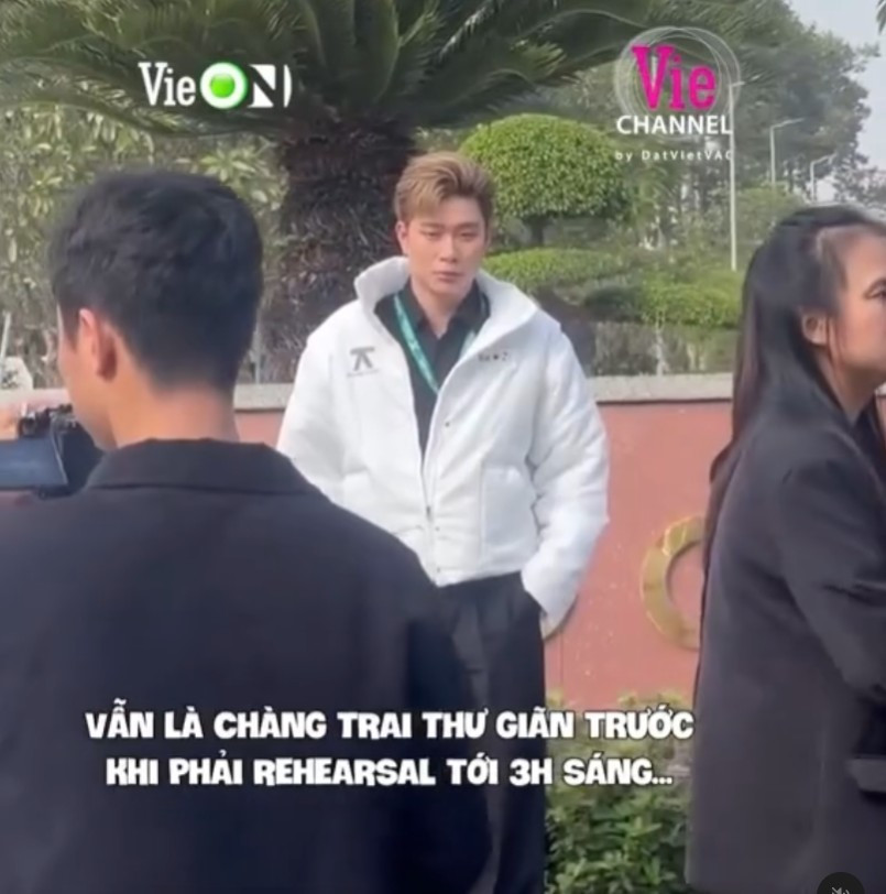 Dương Domic làm "chàng trai thư giãn" dù lịch trình kín mít. Ảnh: VieON Dương Domic làm "chàng trai thư giãn" dù lịch trình kín mít. Ảnh: VieON