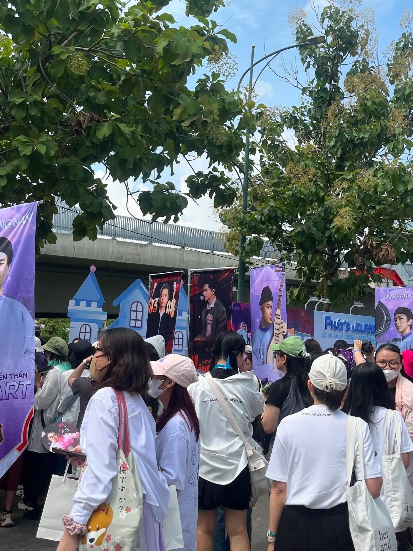 Photobooth "xinh lung linh" được người hâm mộ dựng lên tại địa điểm concert. Ảnh: Threads @ngay.xuan