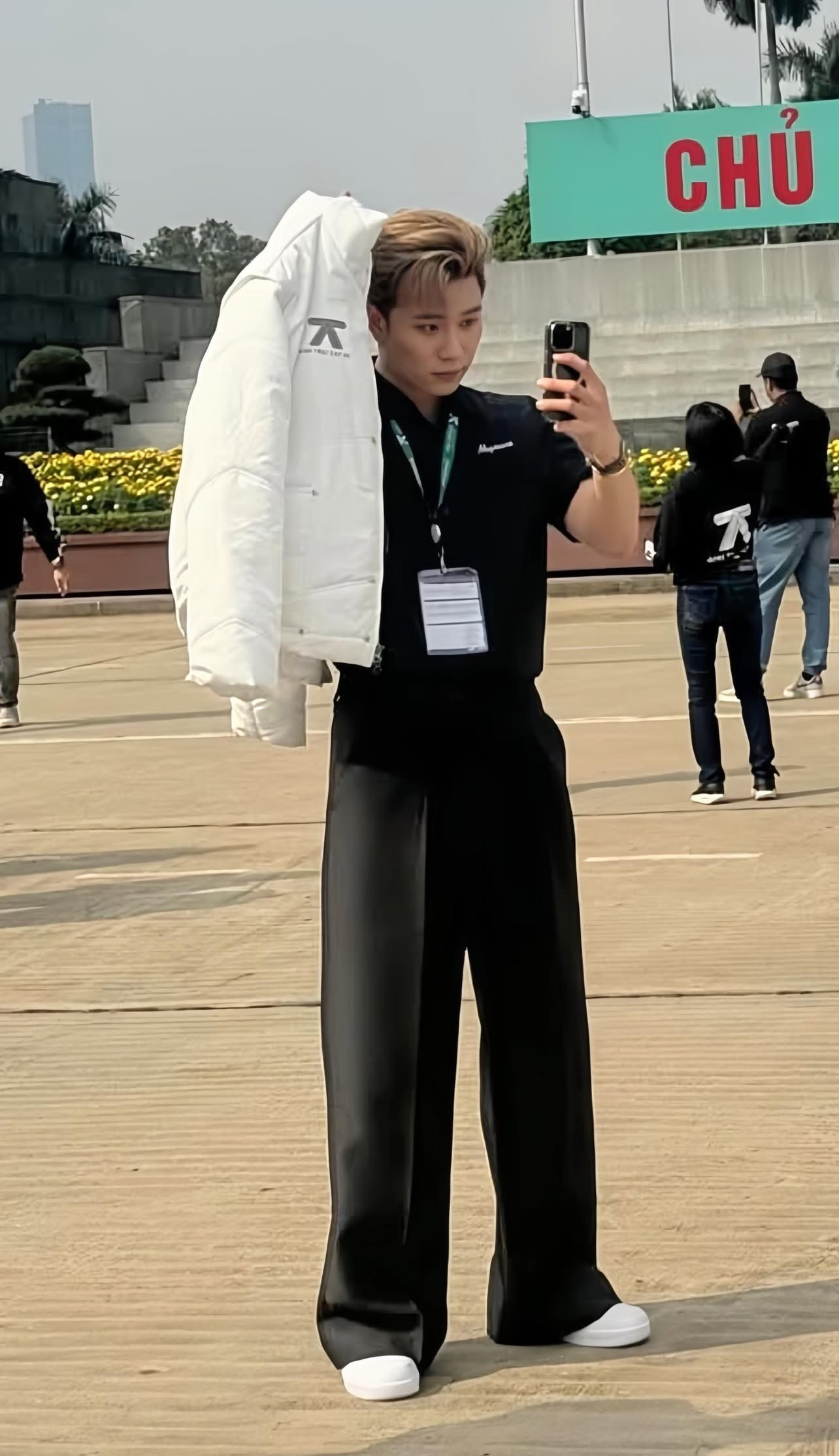 Dương Domic che nắng đáng yêu khi viếng Lăng Bác. Ảnh: Threads (@kunidomic_) Dương Domic che nắng đáng yêu khi viếng Lăng Bác. Ảnh: Threads (@kunidomic_)