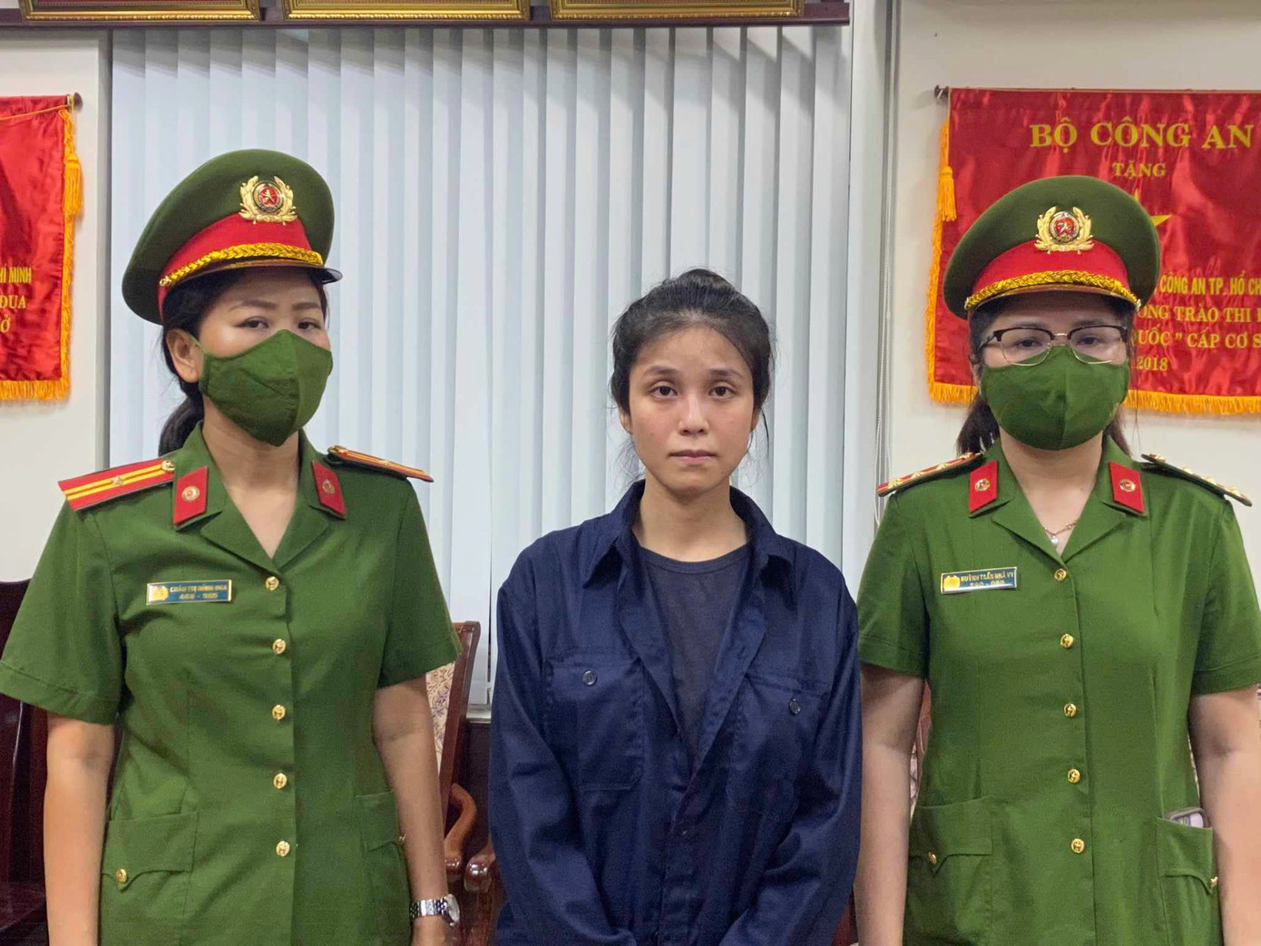 Nguyễn Đỗ Trúc Phương (Facebooker "Cô Tiên Từ Thiện") tại cơ quan công an.