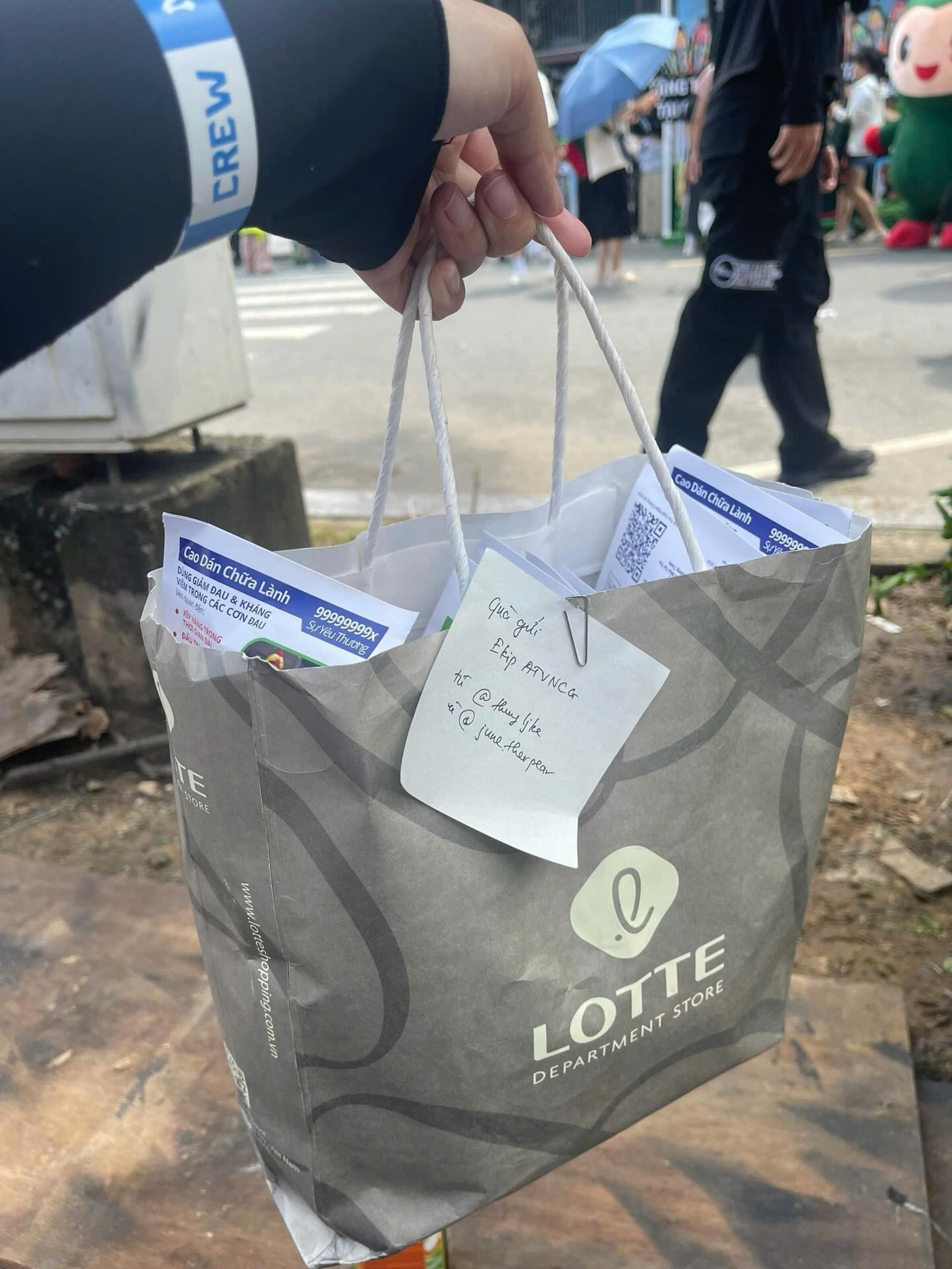 Một khán giả tranh thủ tặng quà cho nhân viên BTC. Ảnh: Threads Một khán giả tranh thủ tặng quà cho nhân viên BTC. Ảnh: Threads