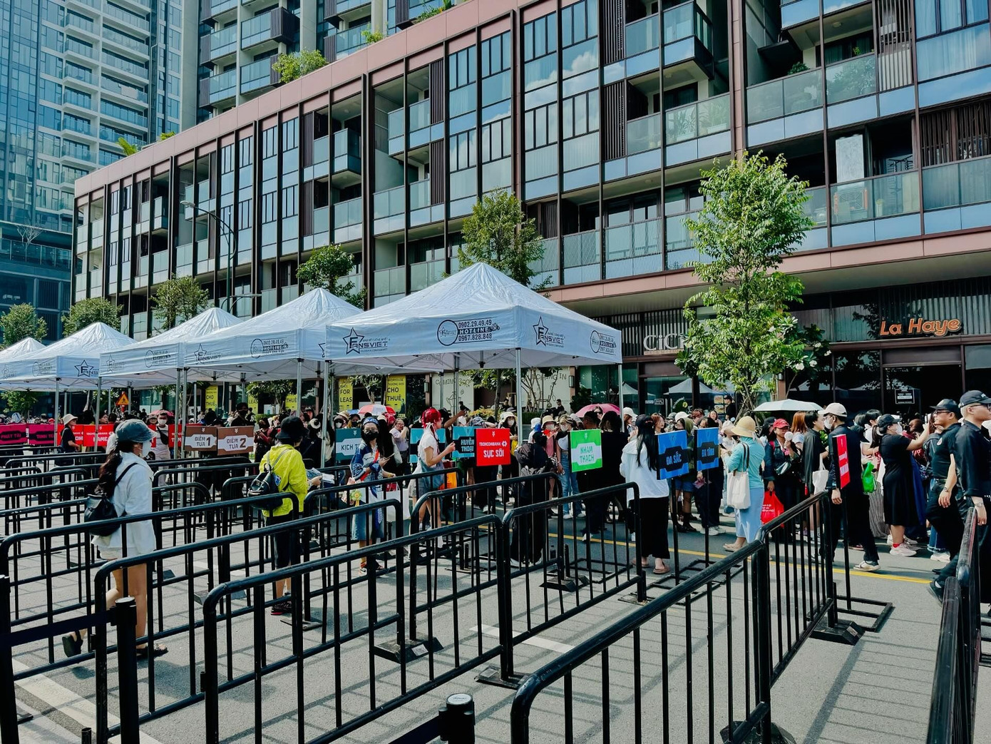 Khán giả có mặt từ sớm, không ngại trời nắng nóng. Ảnh: Threads Khán giả có mặt từ sớm, không ngại trời nắng nóng. Ảnh: Threads