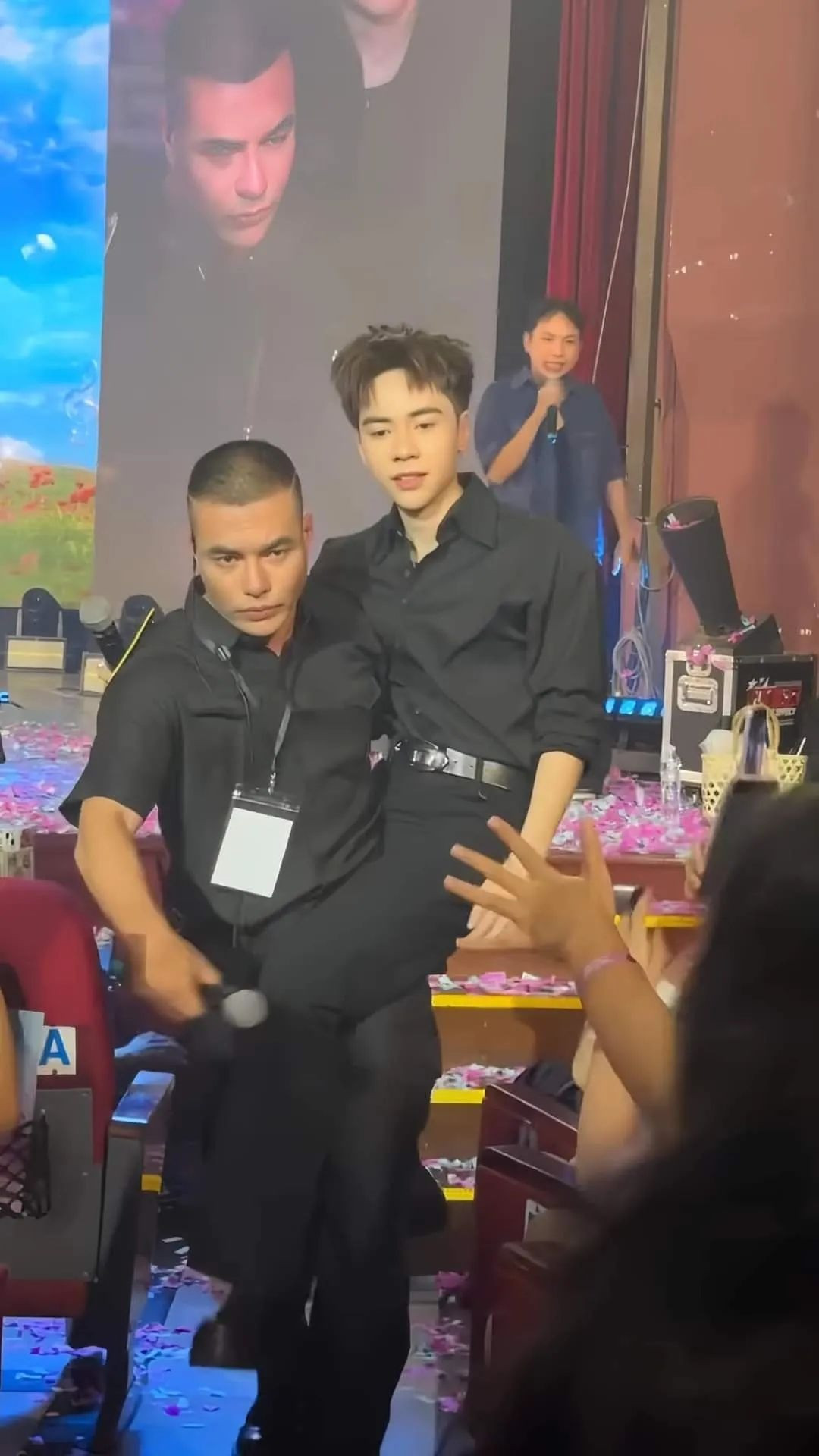 "Diễm" mang đến số lượng "tiểu phẩm" khủng tại fan meeting của Quang Hùng MasterD. "Diễm" mang đến số lượng "tiểu phẩm" khủng tại fan meeting của Quang Hùng MasterD.